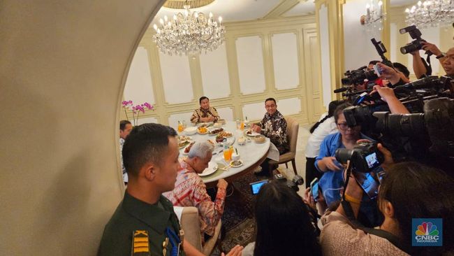 Jokowi Makan Siang Bersama Anies, Ganjar, dan Prabowo di Istana