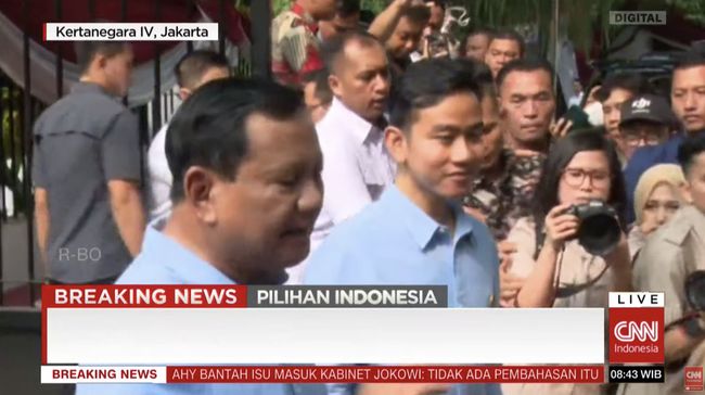 Prabowo Ramah Menyambut Gibran dan Kompak Mengenakan Kemeja Biru