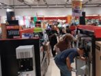 Pengunjung Membanjiri Transmart saat Gelaran Diskon Elektronik