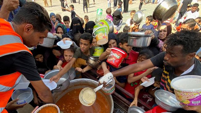 Masyarakat Gaza Terpaksa Berebut Makanan di Kamp Pengungsian dengan Rasa Pilu