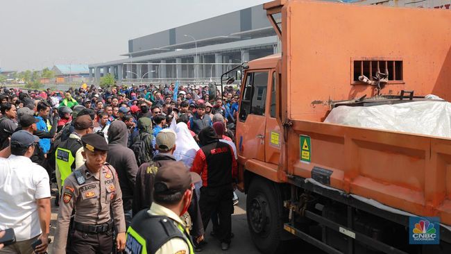 Massa buruh melakukan protes di kawasan industri yang menyebabkan kemacetan bukan salah tol