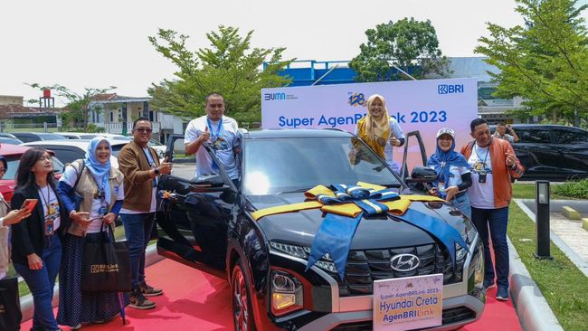 BRI Memberikan Penghargaan Mobil kepada Super Agen BRILink