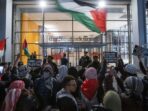 Massa Mendukung Palestina Menggelar Demo di Gedung Departemen Luar Negeri Amerika Serikat & New York Times