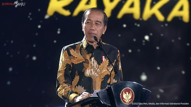 Jokowi memberi pesan saat menghadiri Puncak Hari Guru Nasional