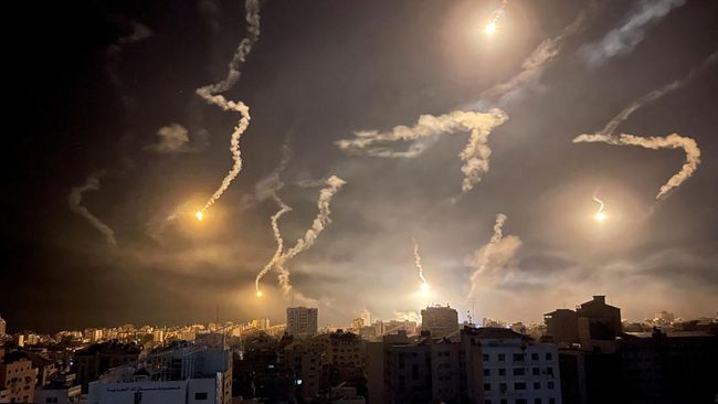 suar-dijatuhkan-oleh-pasukan-israel-di-tengah-konflik-yang-sedang-berlangsung-antara-israel-dan-kelompok-islam-palestina-hamas_169.jpeg