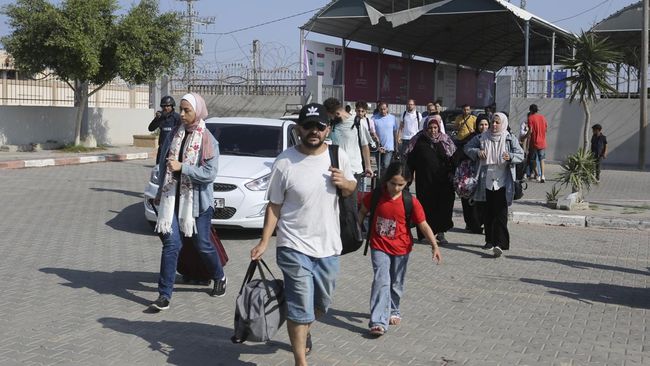 Warga Gaza Mengungsi saat Perbatasan Rafah Mesir Dibuka