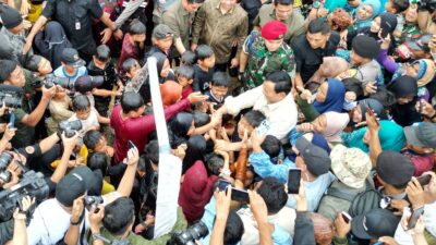 Prabowo Bersenang-senang Bermain Air Bersama Anak-Anak Saat Meresmikan 9 Titik Air di Sukabumi