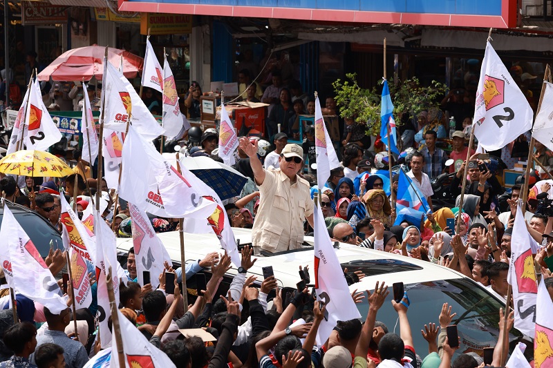 Prabowo Berikan Kaos kepada Warga Pasar Padang, Mengharapkan Doa untuk Calon Presiden 2024