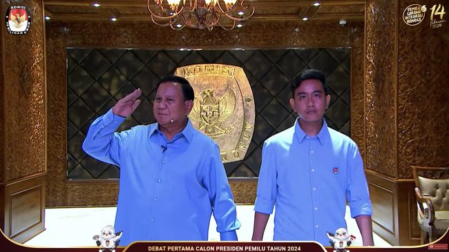 calon-presiden-capres-prabowo-subianto-saat-memasuki-area-debat-pertama-capres-2024-di-kantor-kpu-ri-jakarta-selasa-12122023_169.png