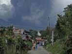 Terlihatnya Erupsi Gunung Marapi Sumatera Barat, Kendaraan Tertutup oleh Abu Volkanik