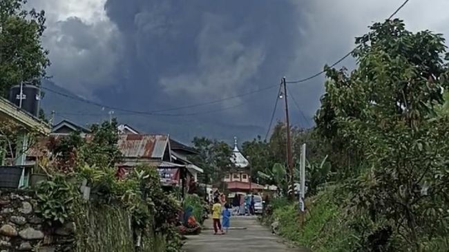 Terlihatnya Erupsi Gunung Marapi Sumatera Barat, Kendaraan Tertutup oleh Abu Volkanik