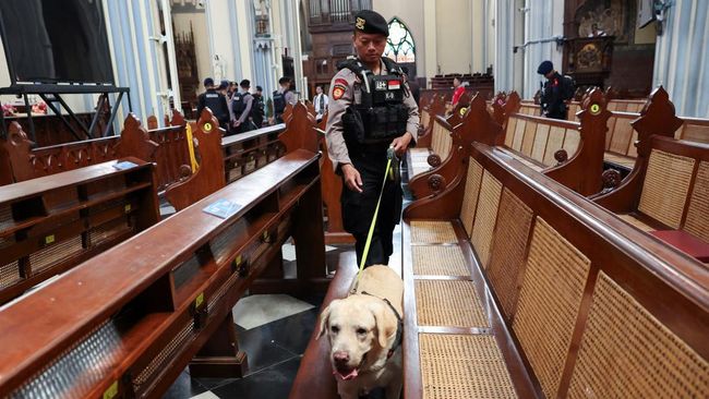 Gereja Katedral Menyambut Misa Malam Natal setelah Proses Sterilisasi