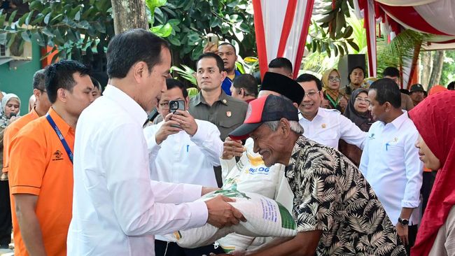 Fakta Terbuka: Bansos Diklaim Sebagai Alat Politik oleh Jokowi, Sri Mulyani Menyampaikan Keterangan