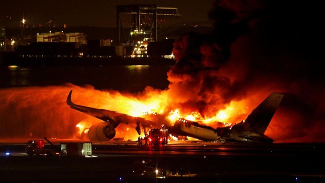 Pesawat Japan Airlines Tabrakan dan Terbakar, 5 Orang Tewas saat Insiden Terjadi