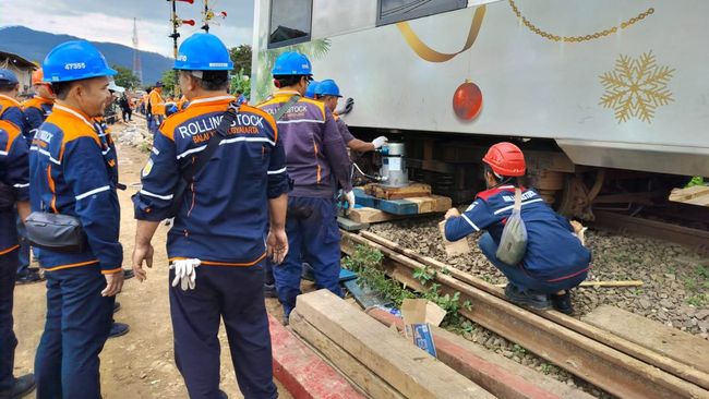 Evakuasi 2 Lokomotif Kereta Api Turangga-Bandung Raya Masih Berjalan