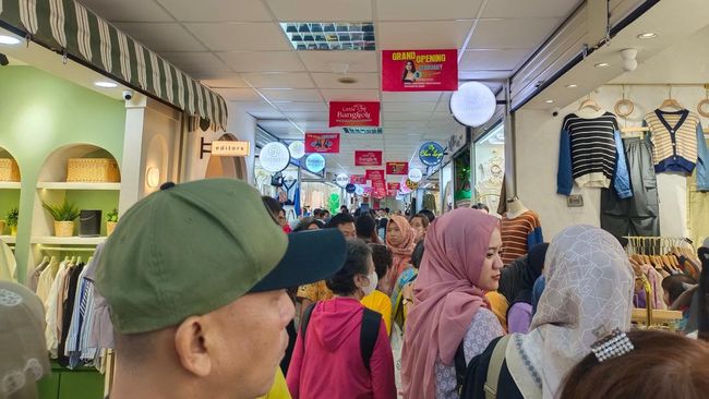 Berbondong-bondong Orang Berbelanja di Little Bangkok, Ini Keseruannya