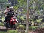 Potret Prabowo Mengunjungi Makam Orang Tua dengan Naik Motor Bebek