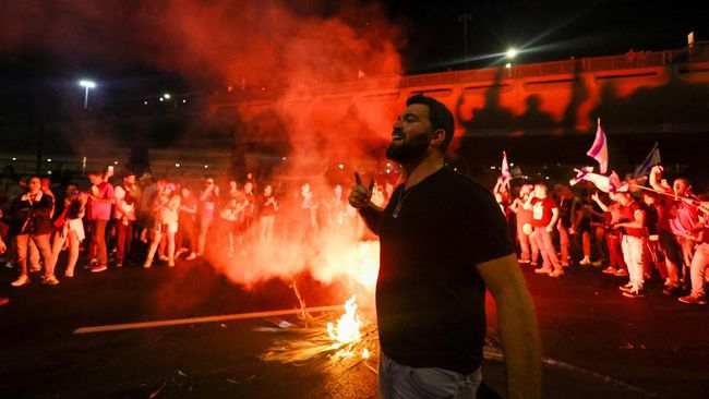 Demonstran menuntut Netanyahu turun dan menghentikan perang dengan turun ke jalan