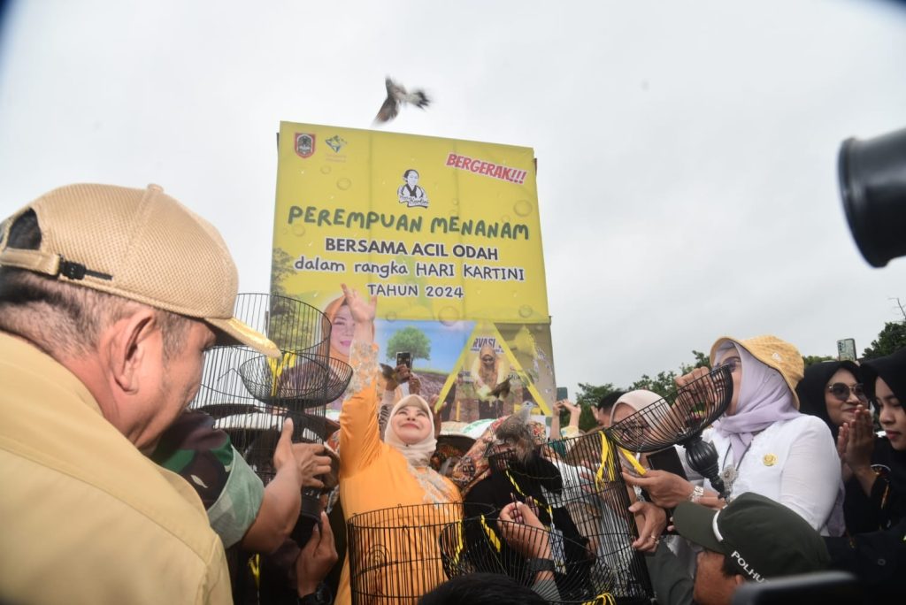 Acil Odah memimpin gerakan “Perempuan Menanam Ribuan Pohon” di Kalsel untuk Peringati Hari Kartini