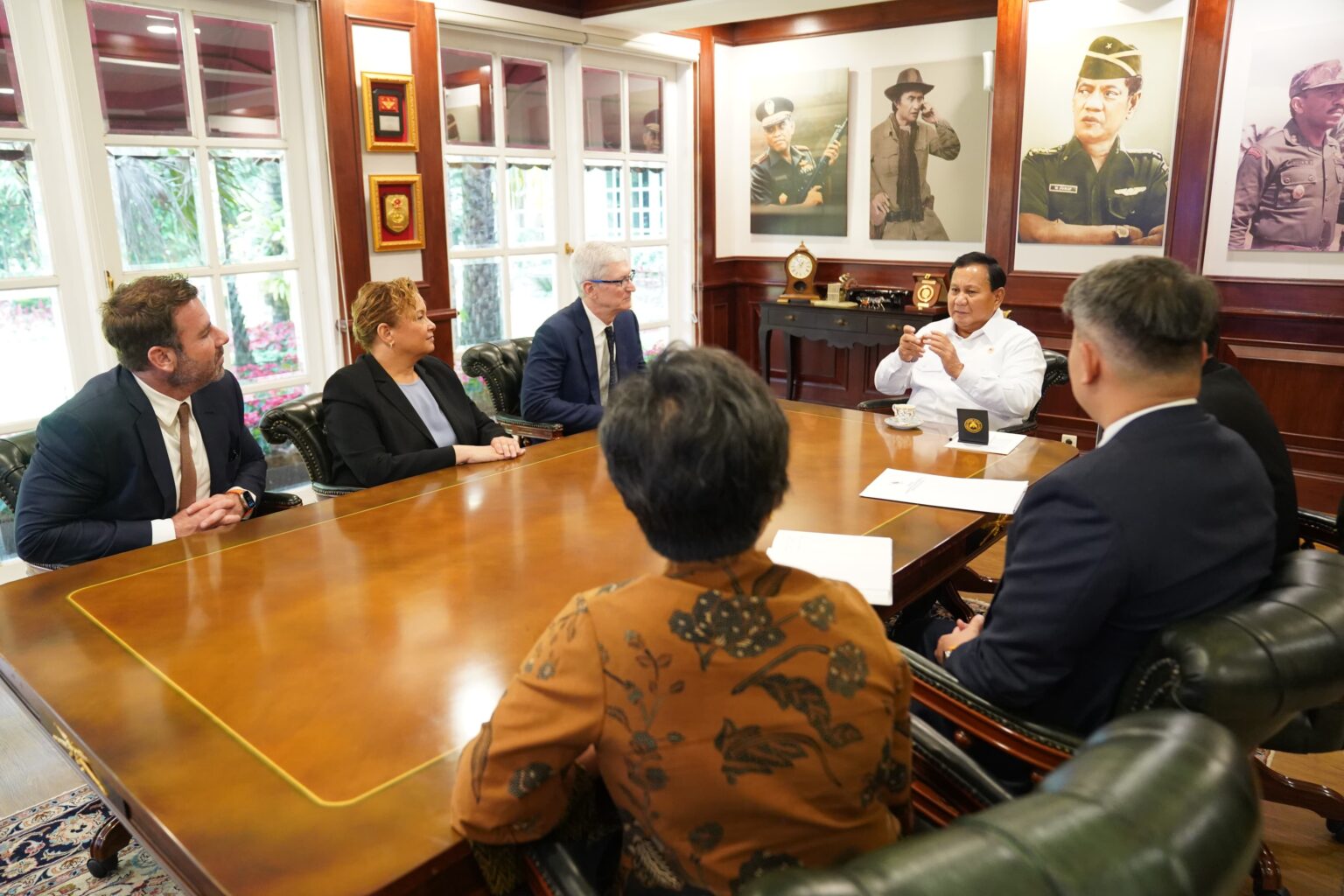 Setelah Mengirim Surat Ucapan Selamat, CEO Apple Tim Cook Menyambangi Prabowo Subianto sebagai Presiden yang Terpilih