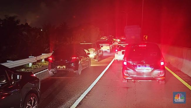 Macet Panjang di Km 95 Tol Tangerang-Merak, Kendaraan Berjejer-jejer