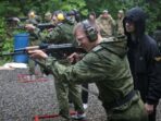 Pelatihan Militer untuk Perang Dijalani oleh Siswa Sekolah di Rusia