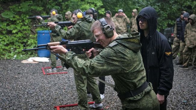 Pelatihan Militer untuk Perang Dijalani oleh Siswa Sekolah di Rusia