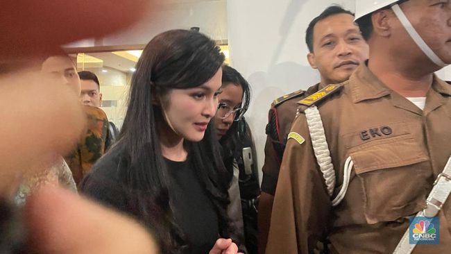 Potret Sandra Dewi Setelah Diperiksa Kejagung Selama 10,5 Jam: Nunduk dan Bungkam