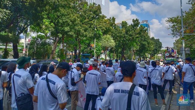 Tsunami PHK Dipicu oleh Pabrik Tekstil yang Berguguran, Massa Buruh Turun ke Jalan