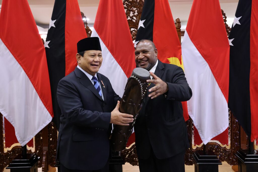 Prabowo Subianto Shares Heartfelt Moments while Saying Goodbye to the Prime Minister of Papua New Guinea After a Visit to the Ministry of Defense