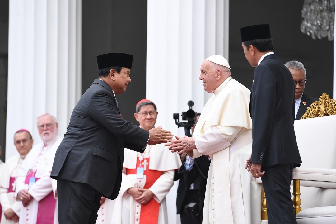 Prabowo Subianto Memposting Momen Bersalaman dengan Paus Fransiskus: Keberagaman dan Harmoni Indonesia Ditekankan