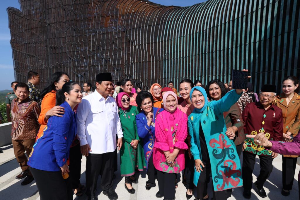 Prabowo Subianto’s Heartwarming Moment: Snapping a Selfie with Iriana and Mothers at IKN