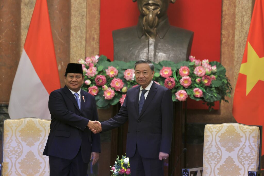 Prabowo Subianto Meets Vietnam’s President in Hanoi to Discuss Strategic Partnership