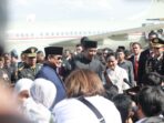 Prabowo Subianto accompanies Jokowi to Halim Airbase and wishes him success in the future.