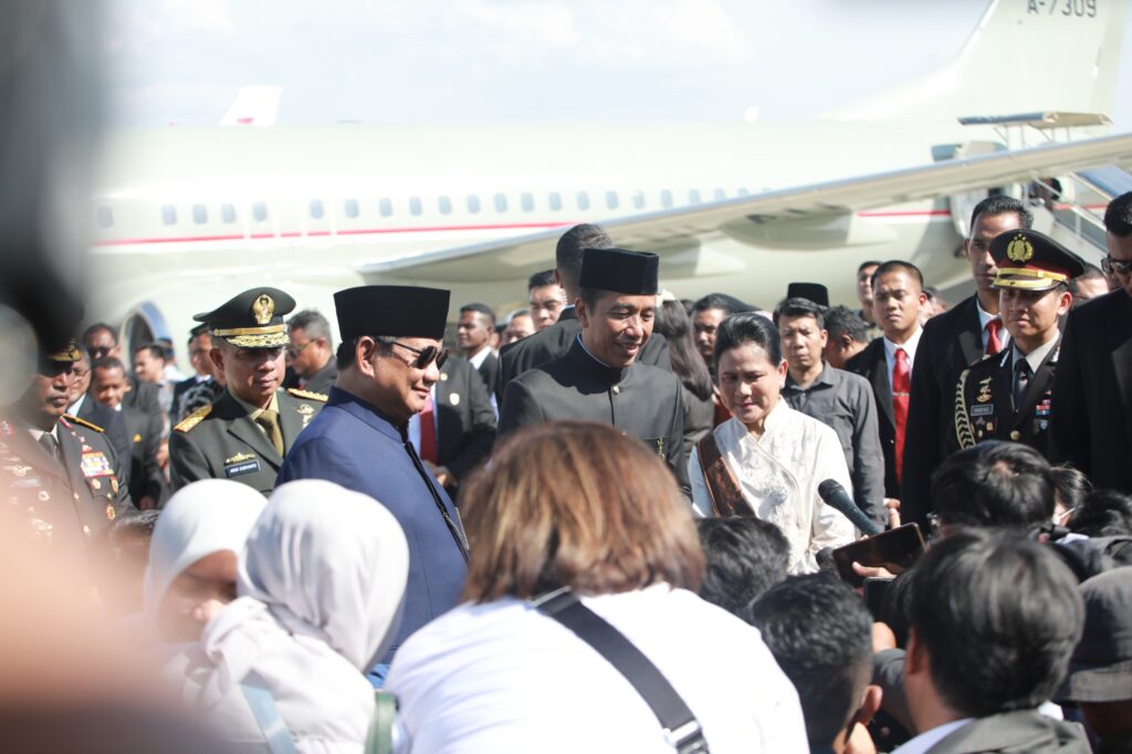 Prabowo Subianto accompanies Jokowi to Halim Airbase and wishes him success in the future.