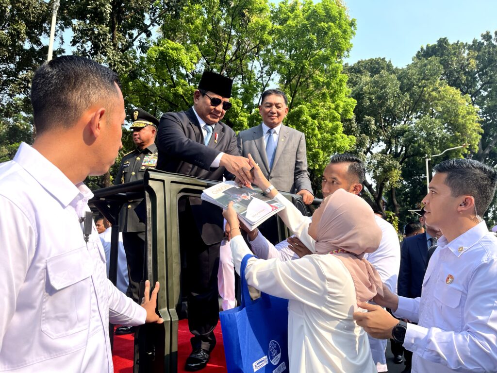 Tears of Happiness and Prayers as People Encounter Prabowo Subianto: “I Finally Received His Autograph”