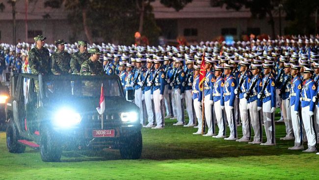 Prabowo Kelihatan Gagah Naik Maung Saat Pimpin Parade Senja Di Tengah Hujan