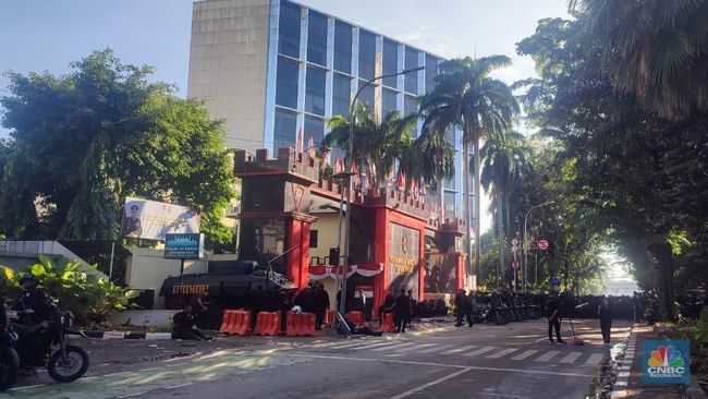suasana-terkini-di-depan-kantor-brimob-kwitang-cnbc-indonesiamaesaroh-1756428153564_169.jpeg